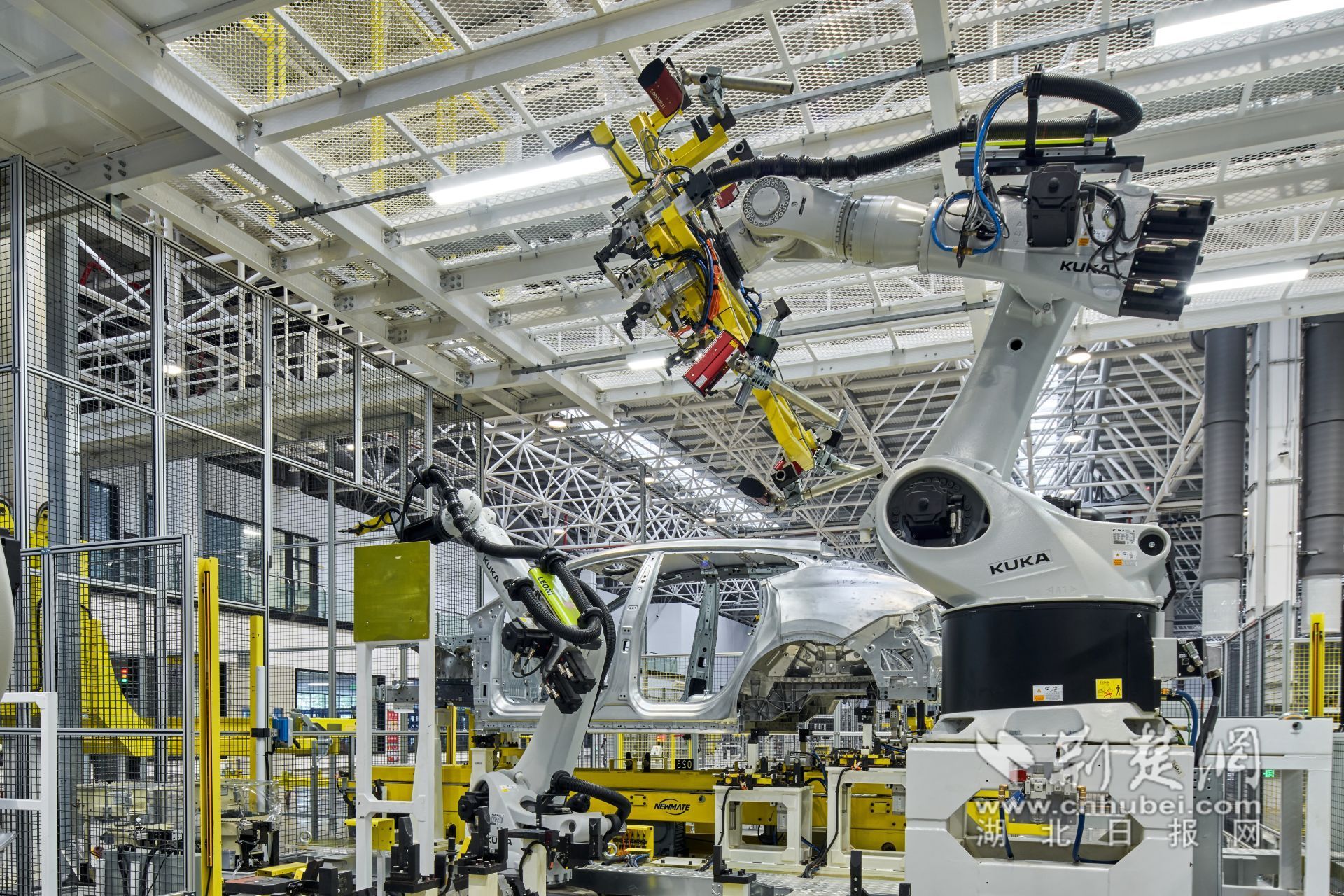 路特斯全球智能工廠竣工 駛向未來的純電智能高端汽車在漢下線
